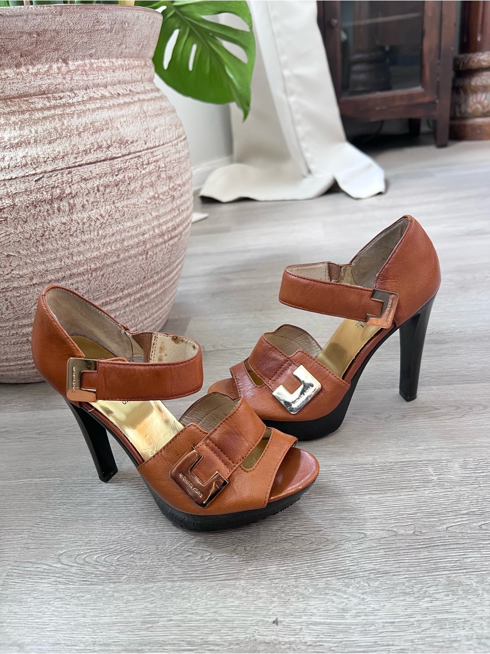 Michael Kors Eleni Luggage Brown Leather Platform Heels Gold Buckle Y2K